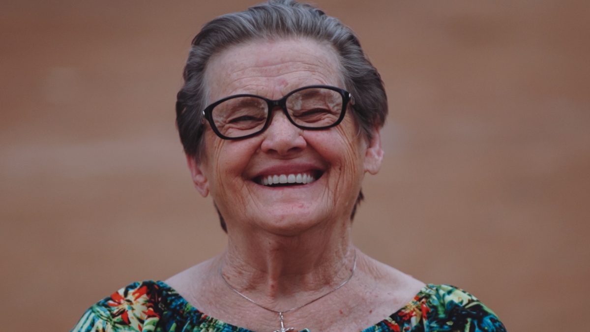 Idoso feliz aprendendo a ler em casa