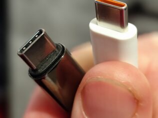 Como Limpar a Poeira do Alto-Falante e o Conector de Carregamento do Celular