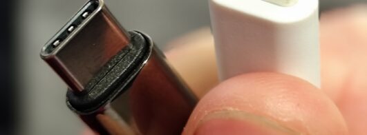 Como Limpar a Poeira do Alto-Falante e o Conector de Carregamento do Celular